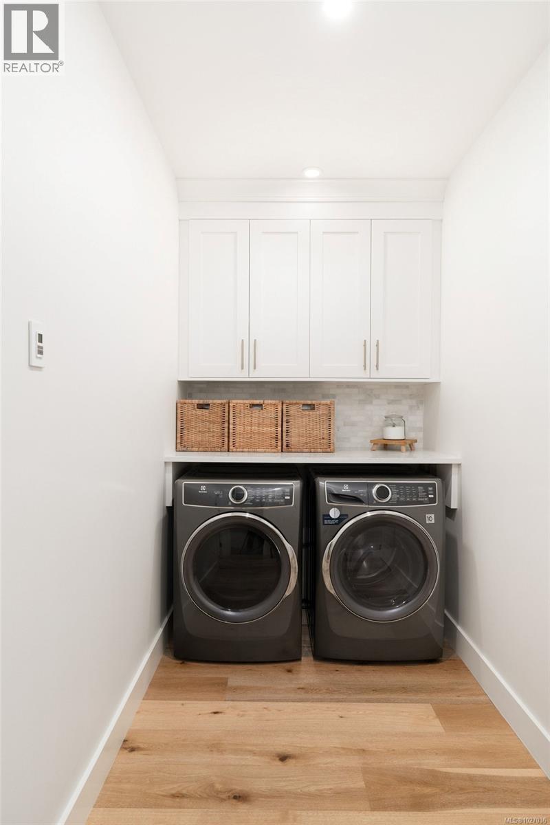 9356 EAST SAANICH RD - 31