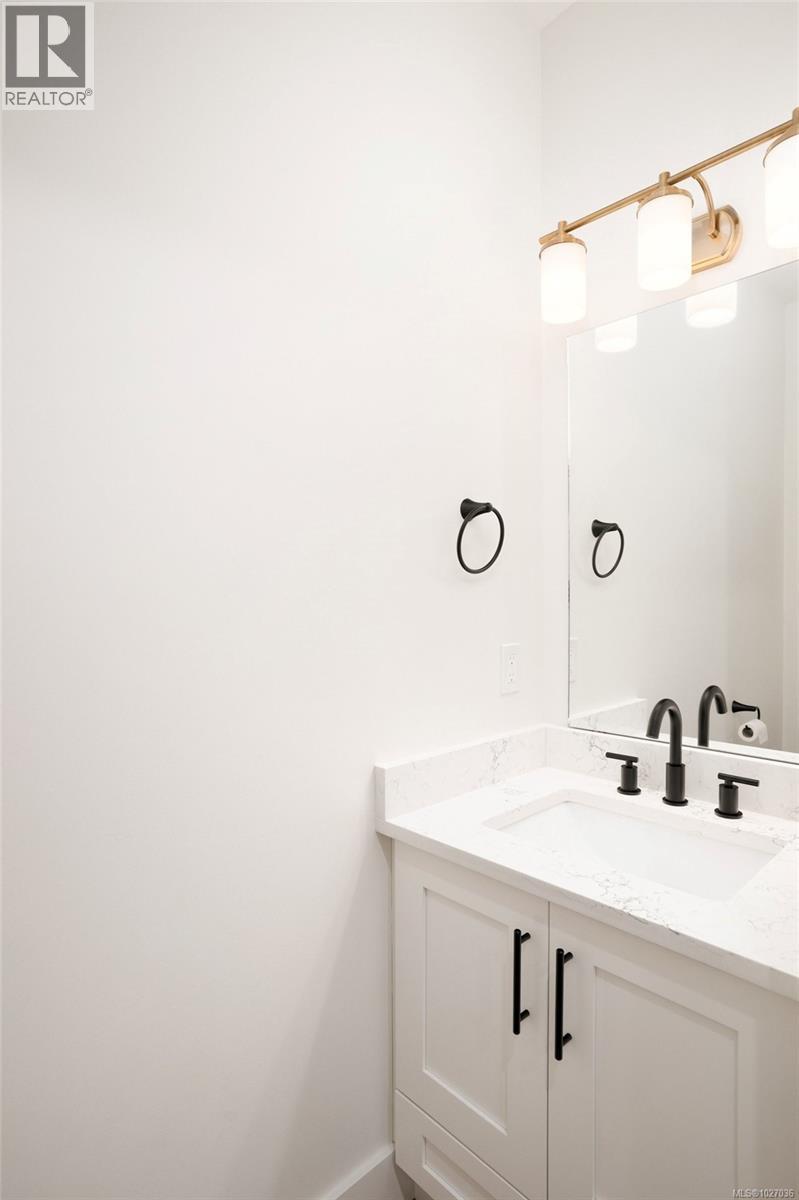 9356 EAST SAANICH RD - 32