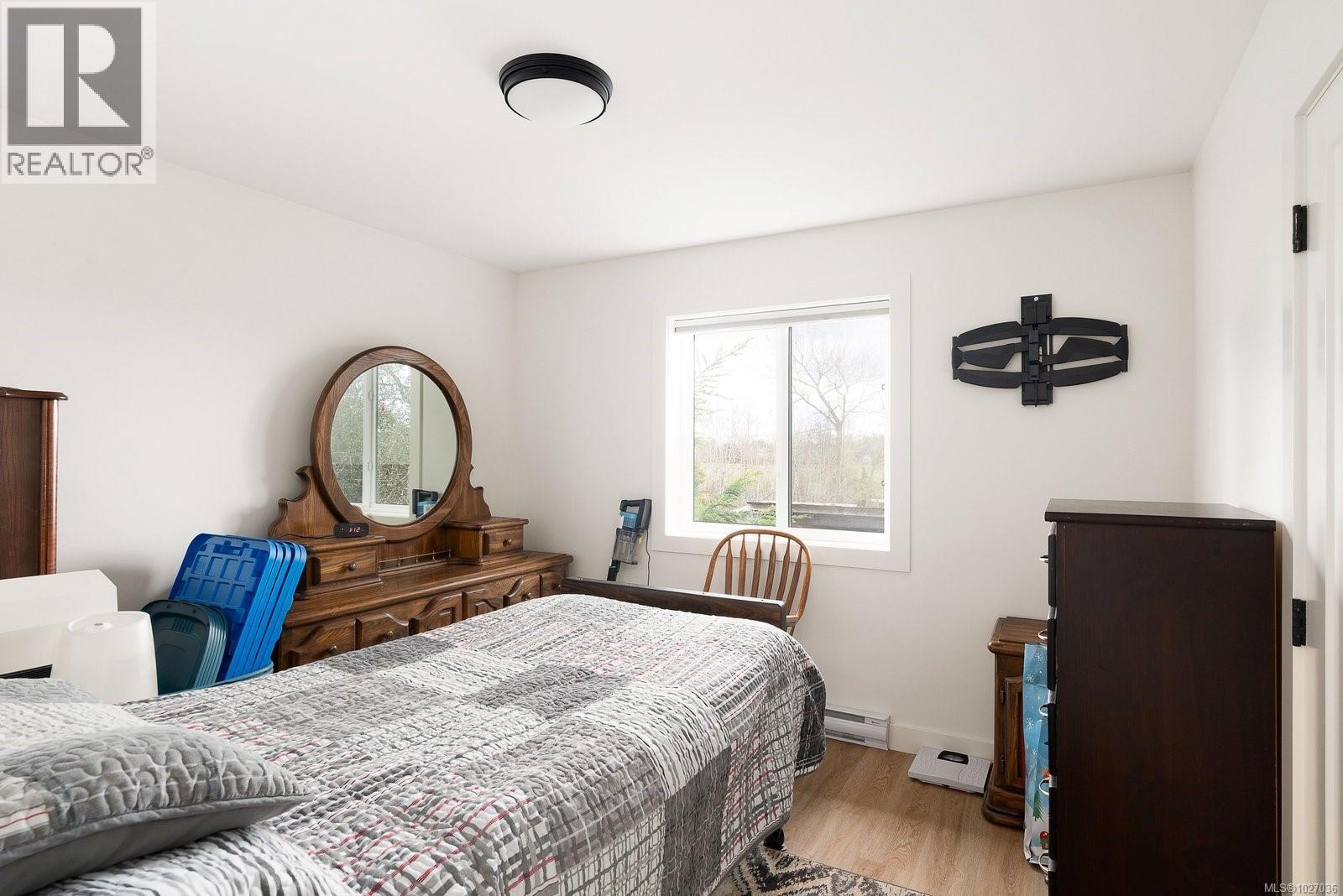 9356 EAST SAANICH RD - 38