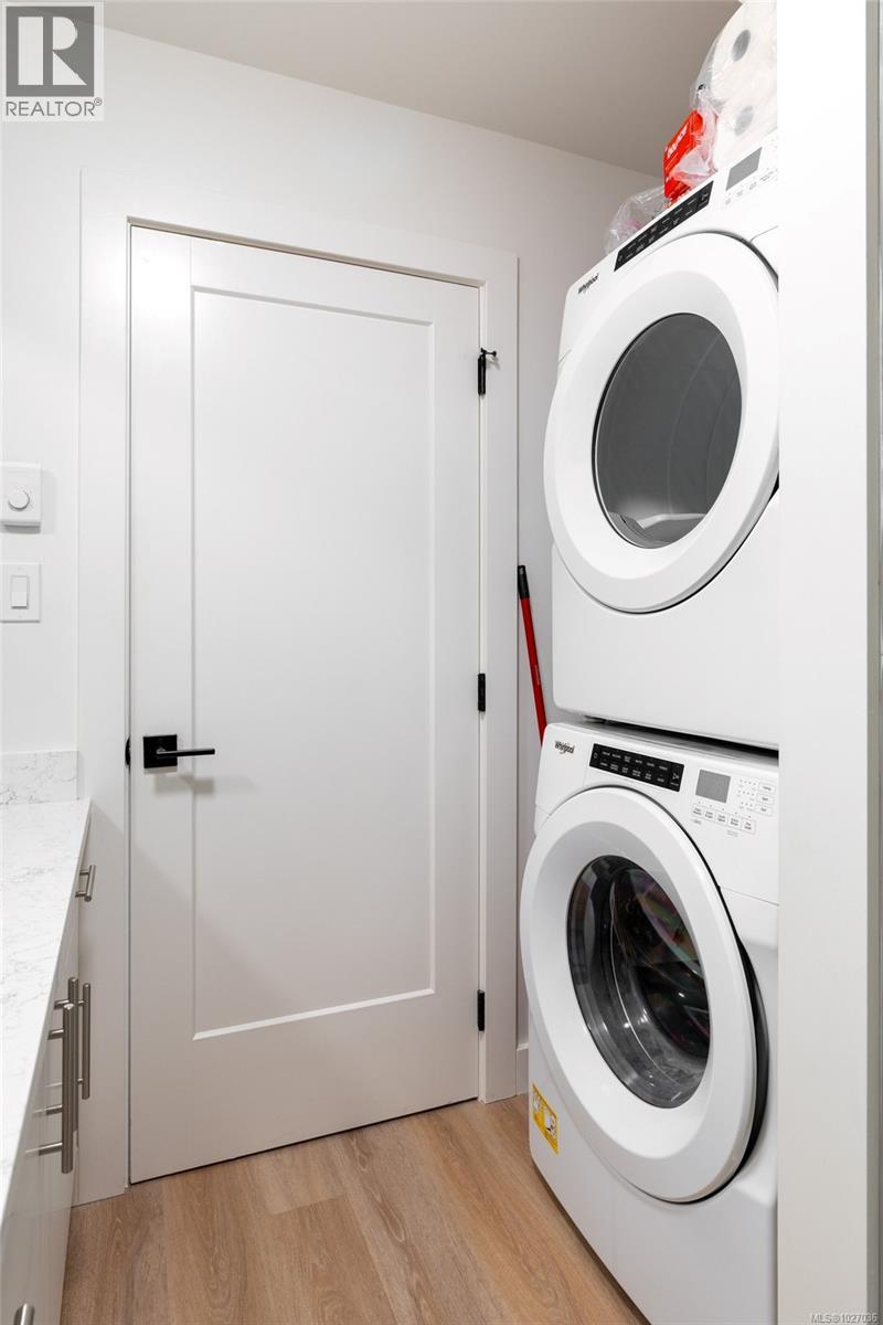 9356 EAST SAANICH RD - 41