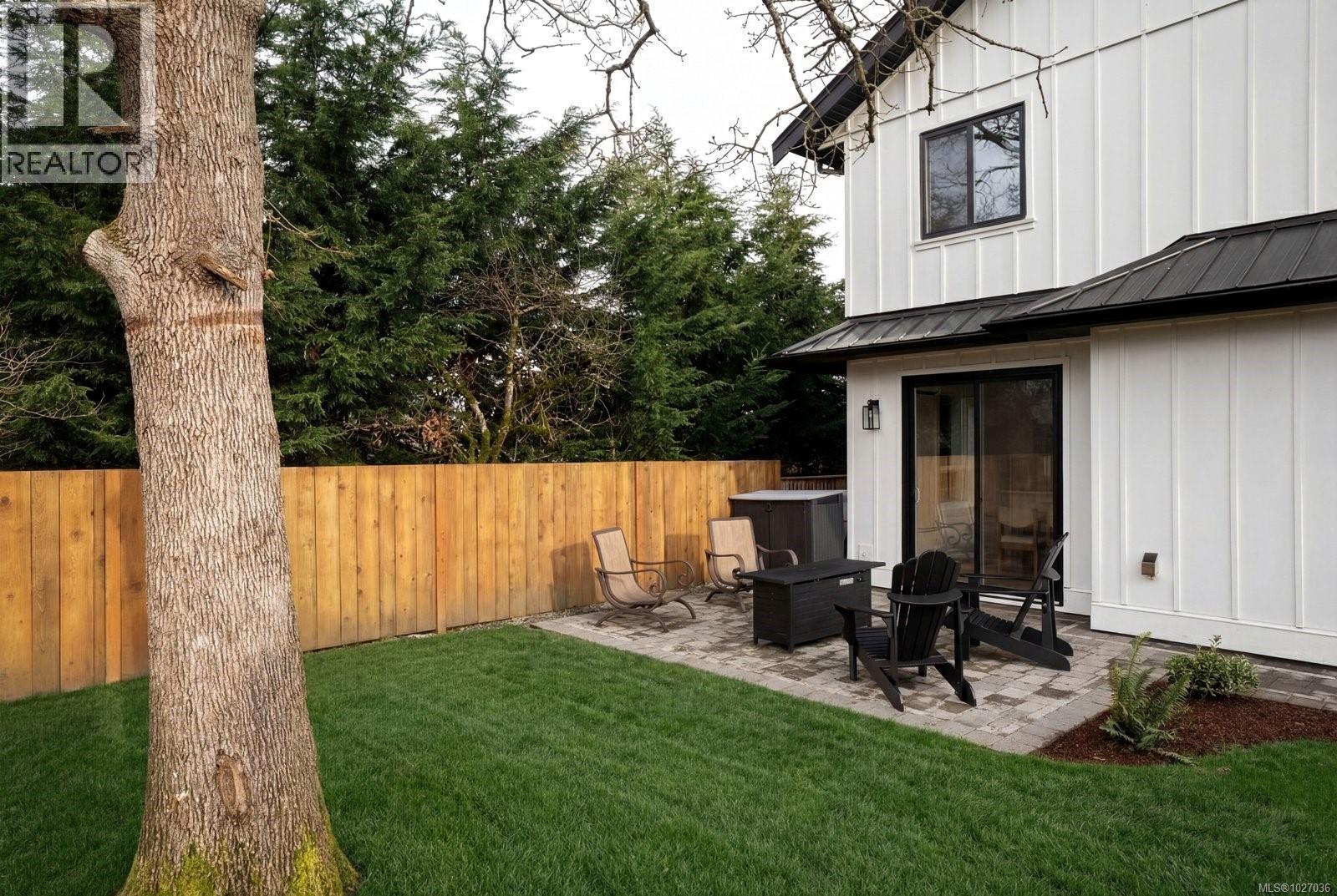 9356 EAST SAANICH RD - 47