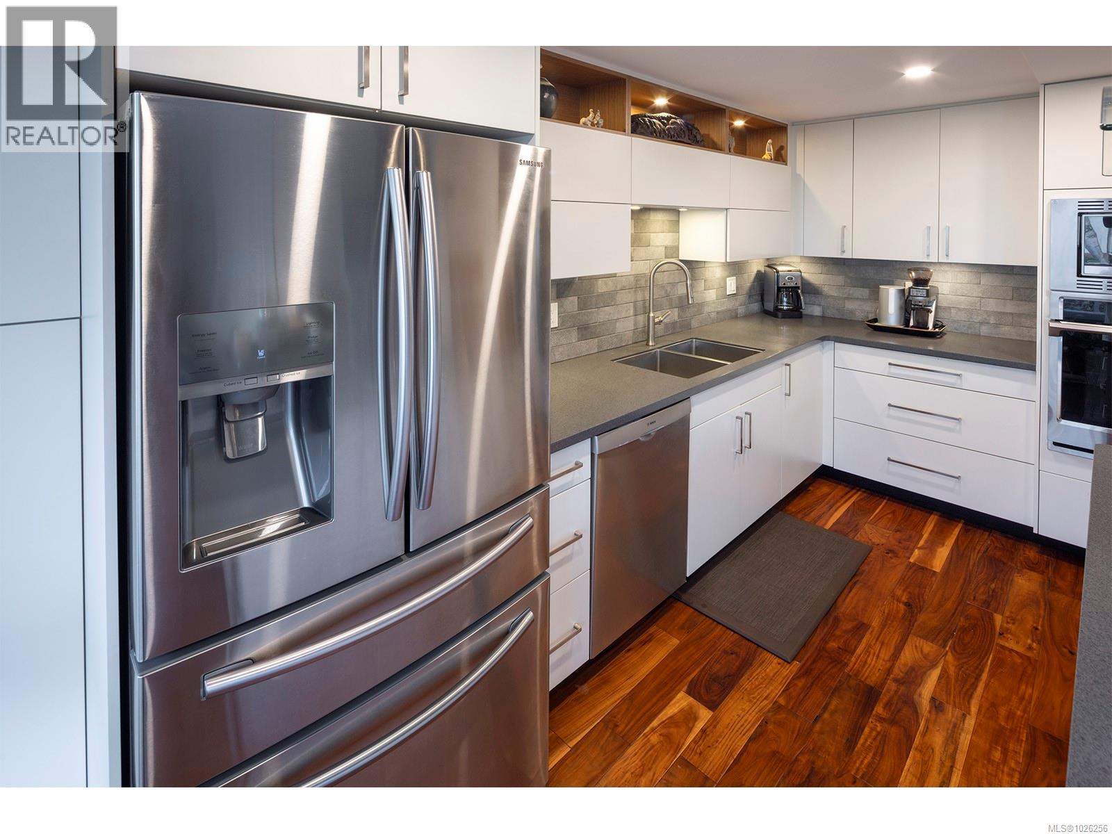 202 1501 Richmond Avenue, Victoria