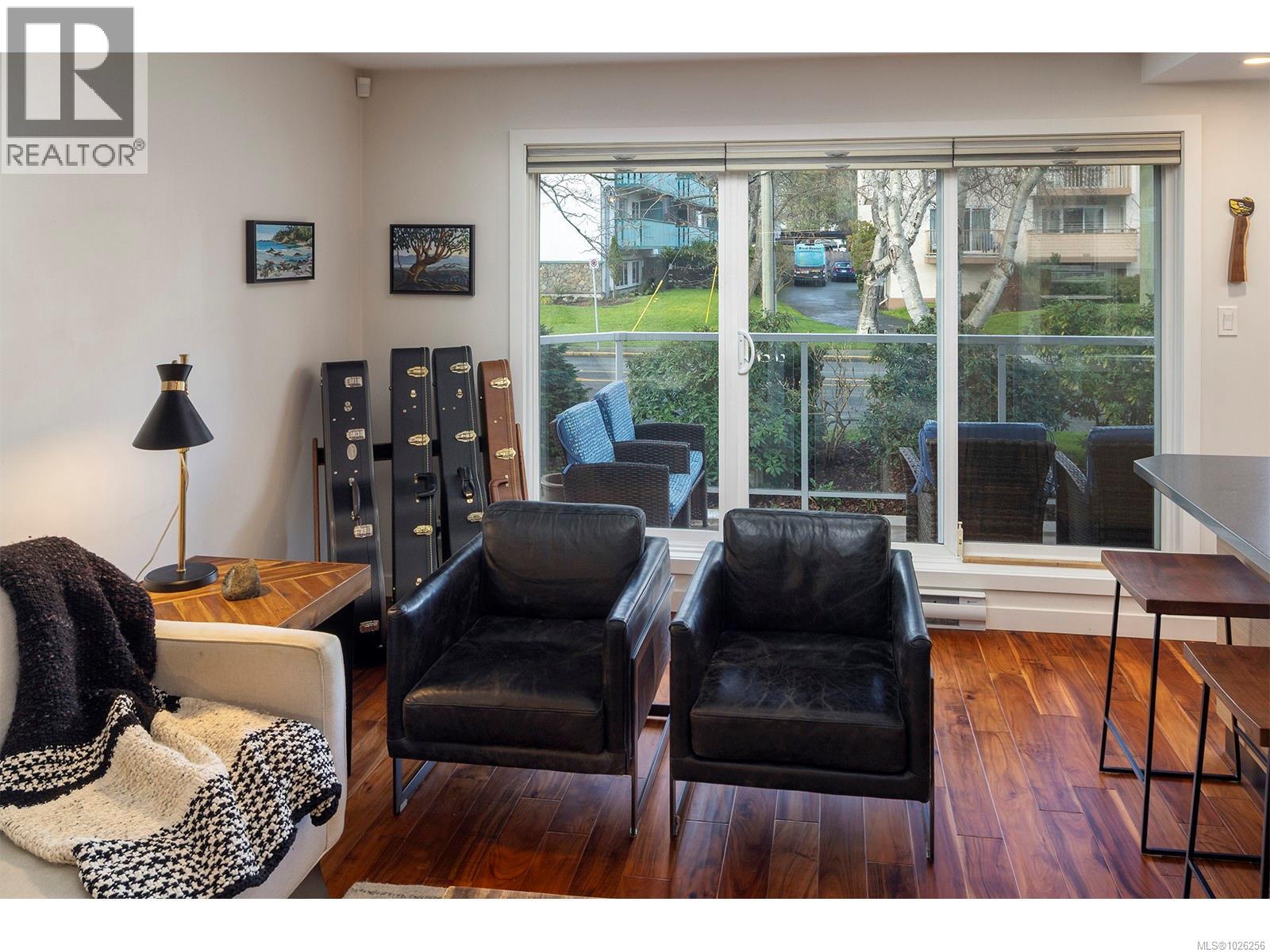 202 1501 Richmond Avenue, Victoria