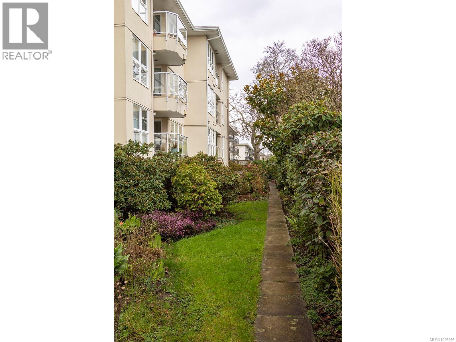 202 1501 Richmond Avenue, Victoria