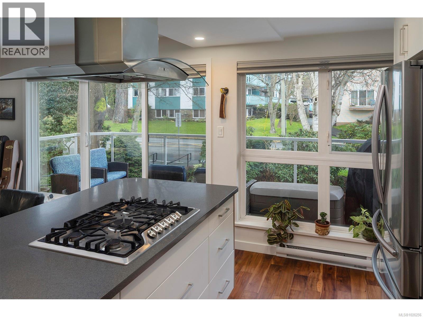 202 1501 Richmond Avenue, Victoria