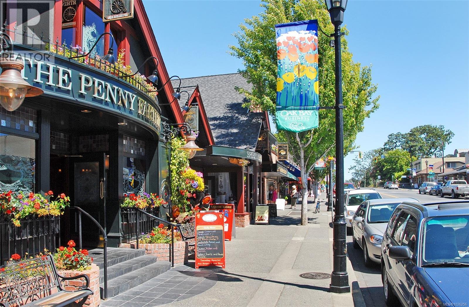 202 1501 Richmond Avenue, Victoria