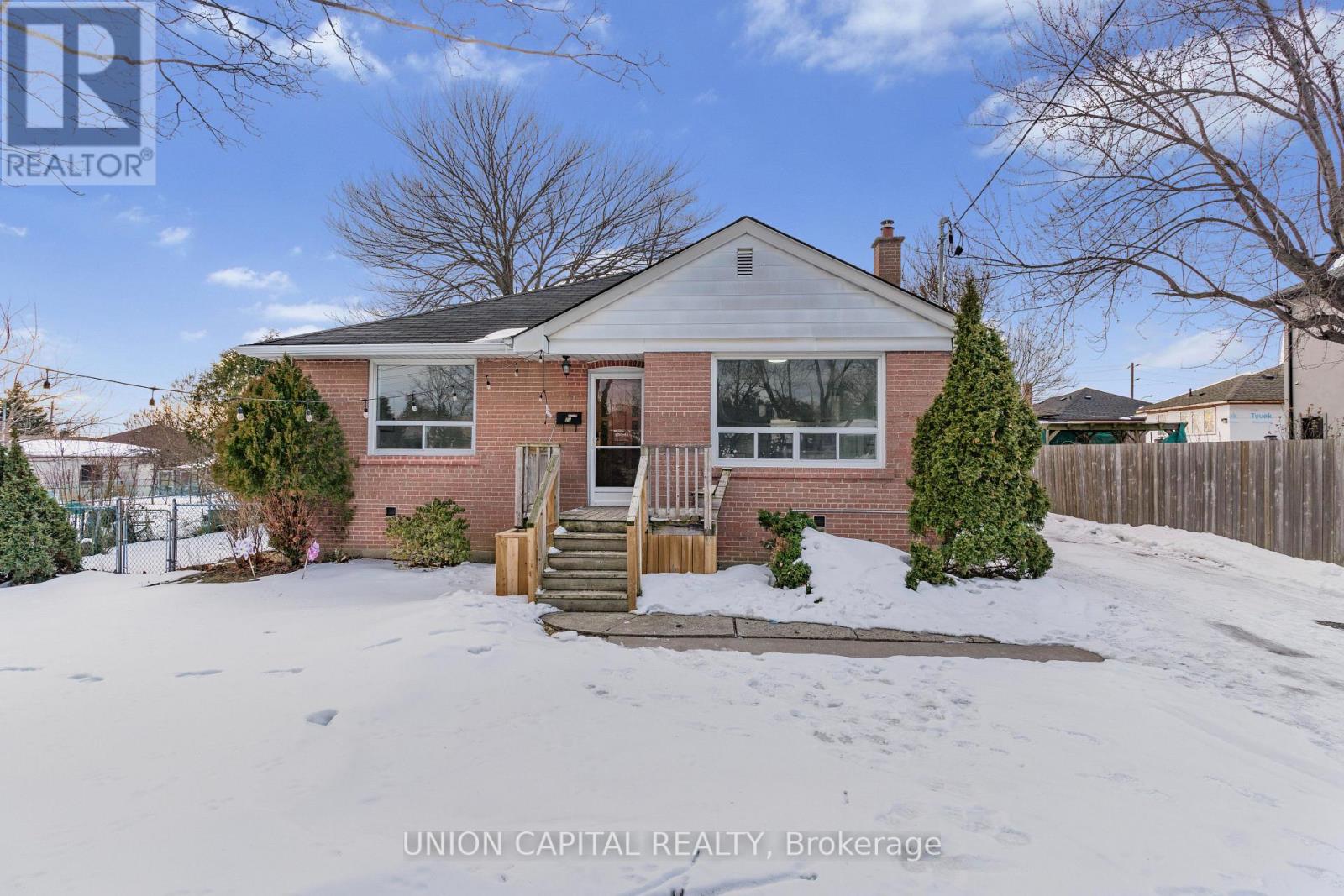 22 CHAPPEL HILL ROAD - Photo 2 of 26, Toronto (Downsview-Roding-CFB), Ontario