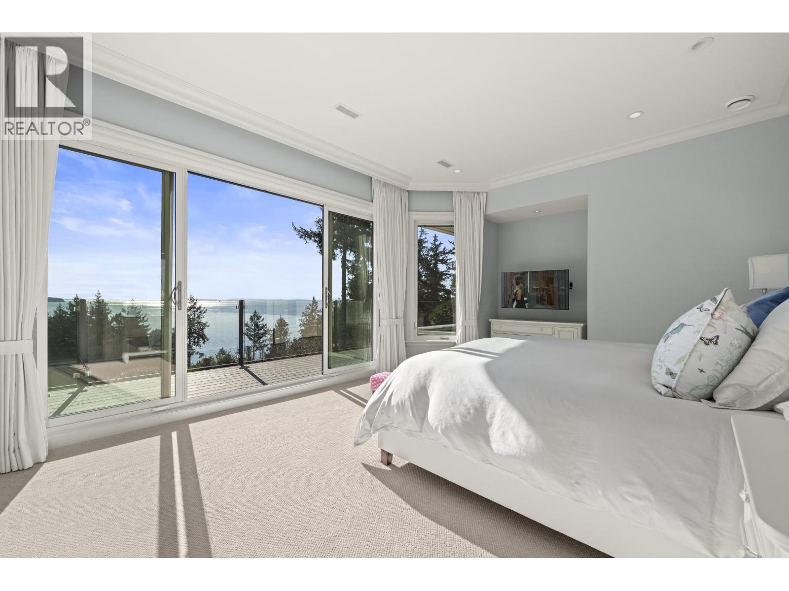 6215 OVERSTONE DRIVE, West Vancouver