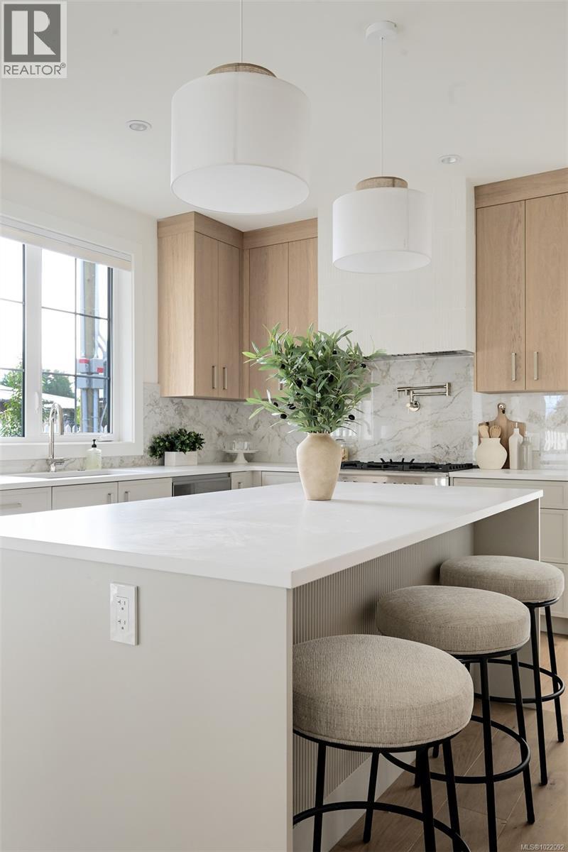 2 5032 Wesley Road, Saanich