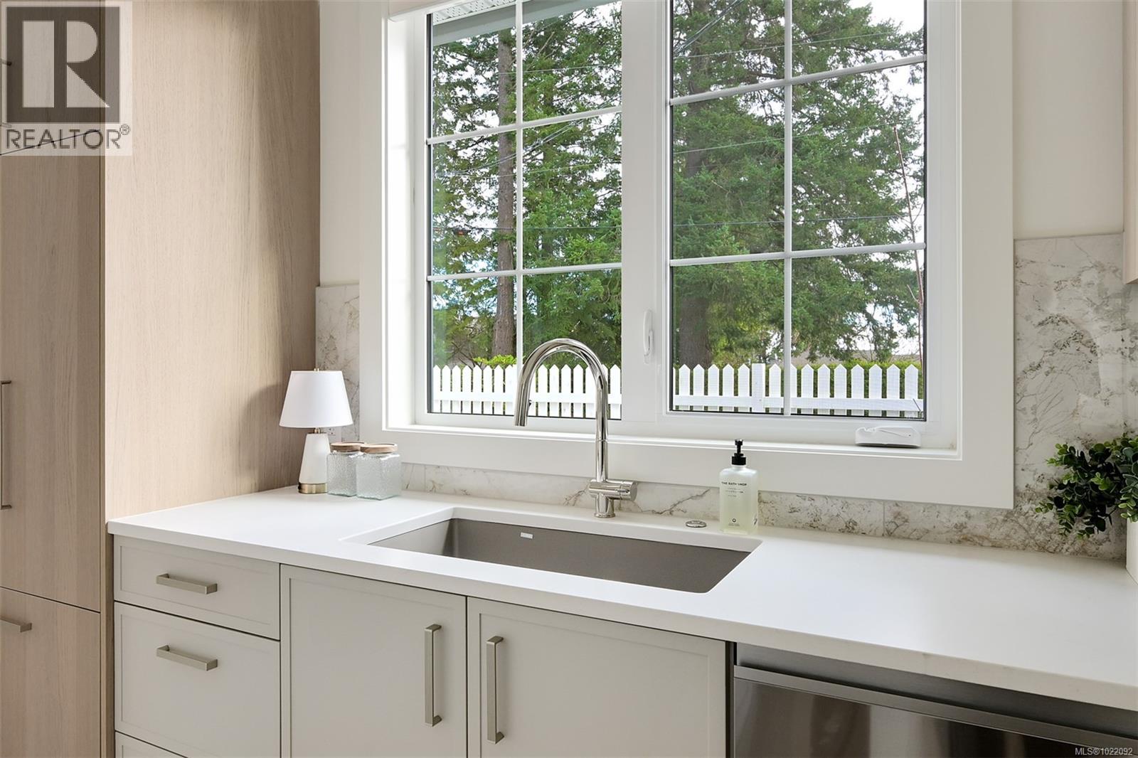 2 5032 Wesley Road, Saanich