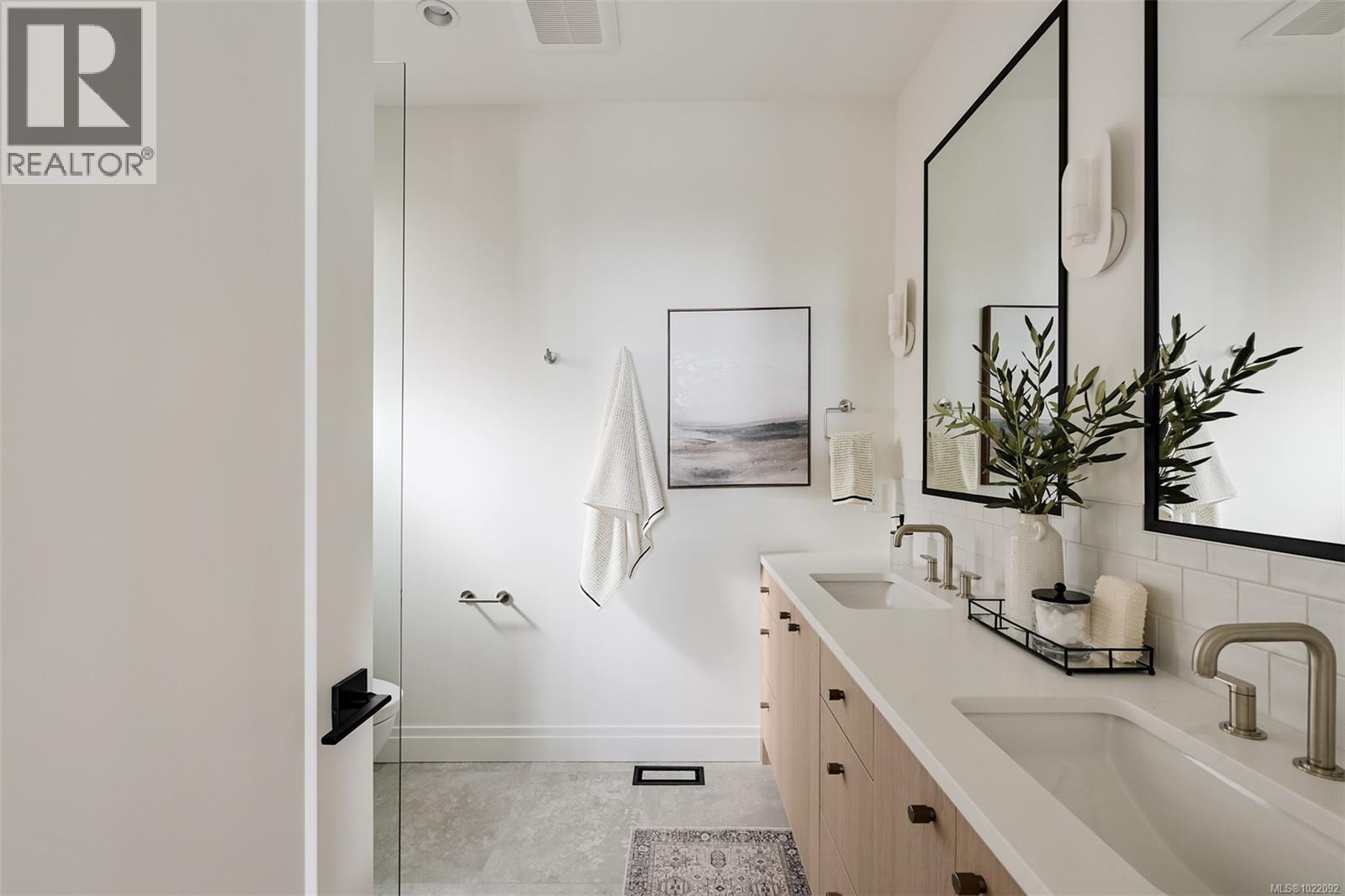 2 5032 Wesley Road, Saanich