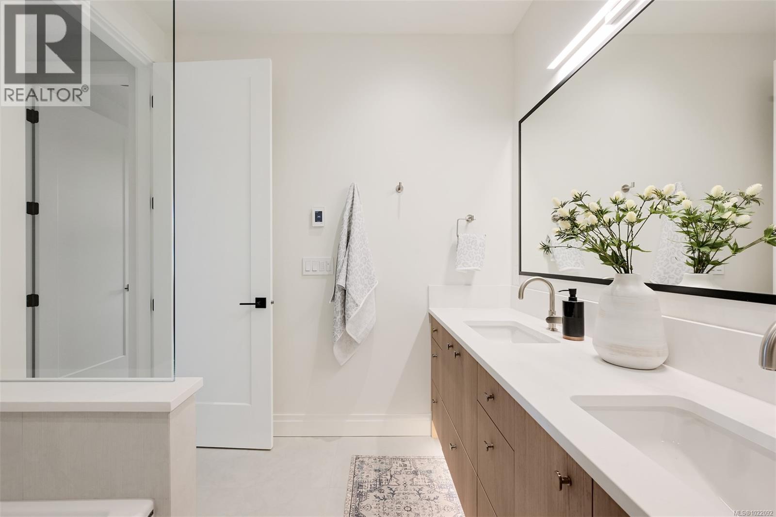 2 5032 Wesley Road, Saanich