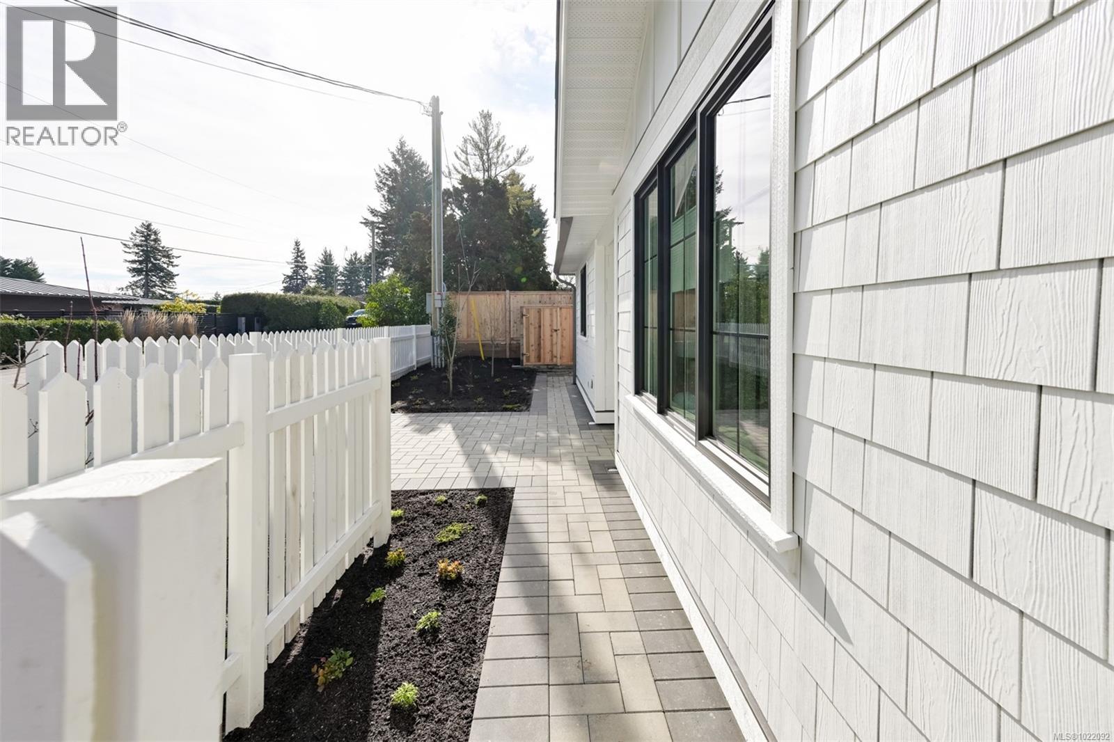 2 5032 Wesley Road, Saanich