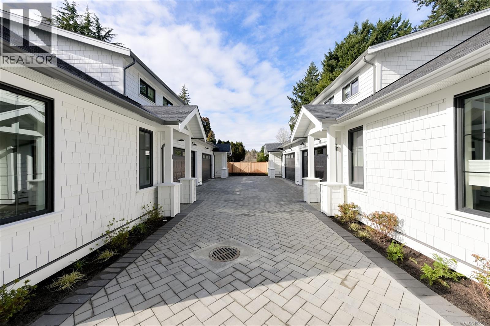 2 5032 Wesley Road, Saanich