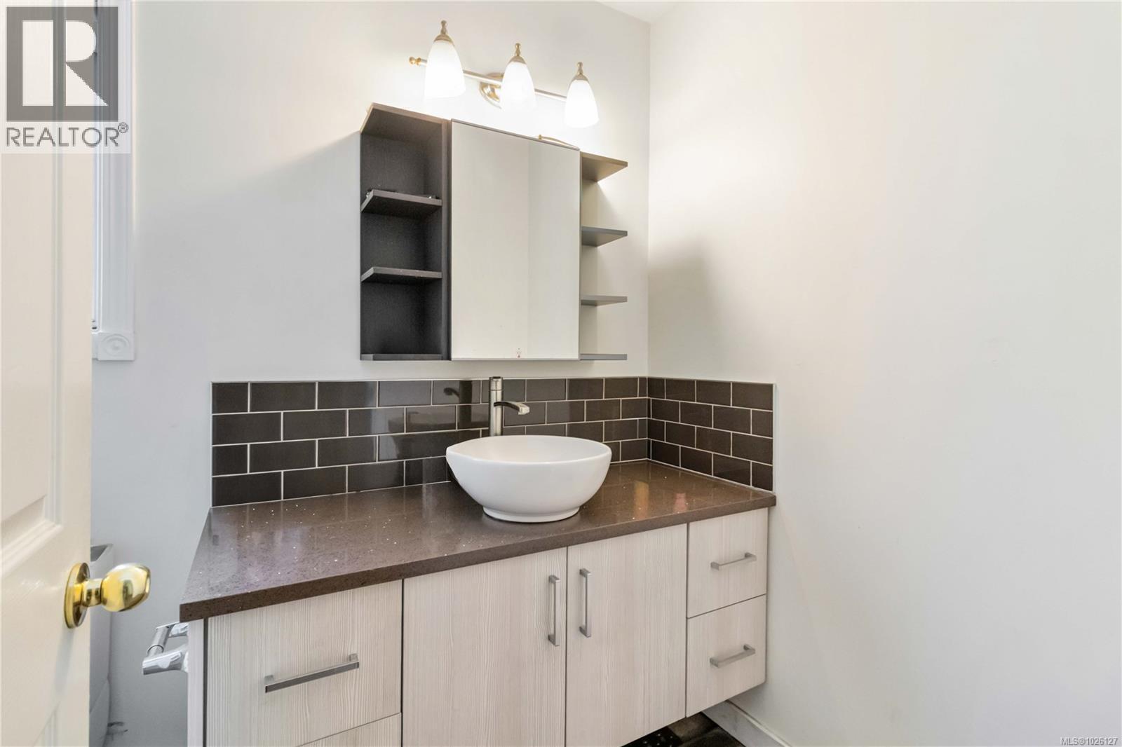 886 Lodi Ave, Saanich