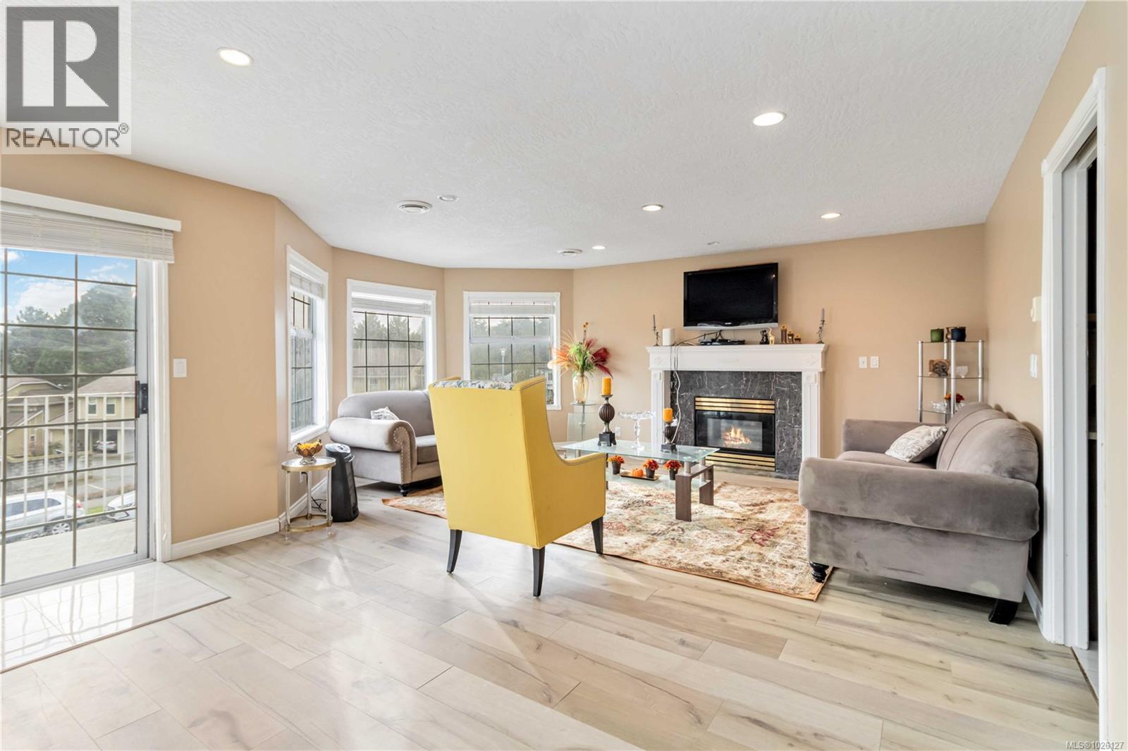 886 Lodi Ave, Saanich