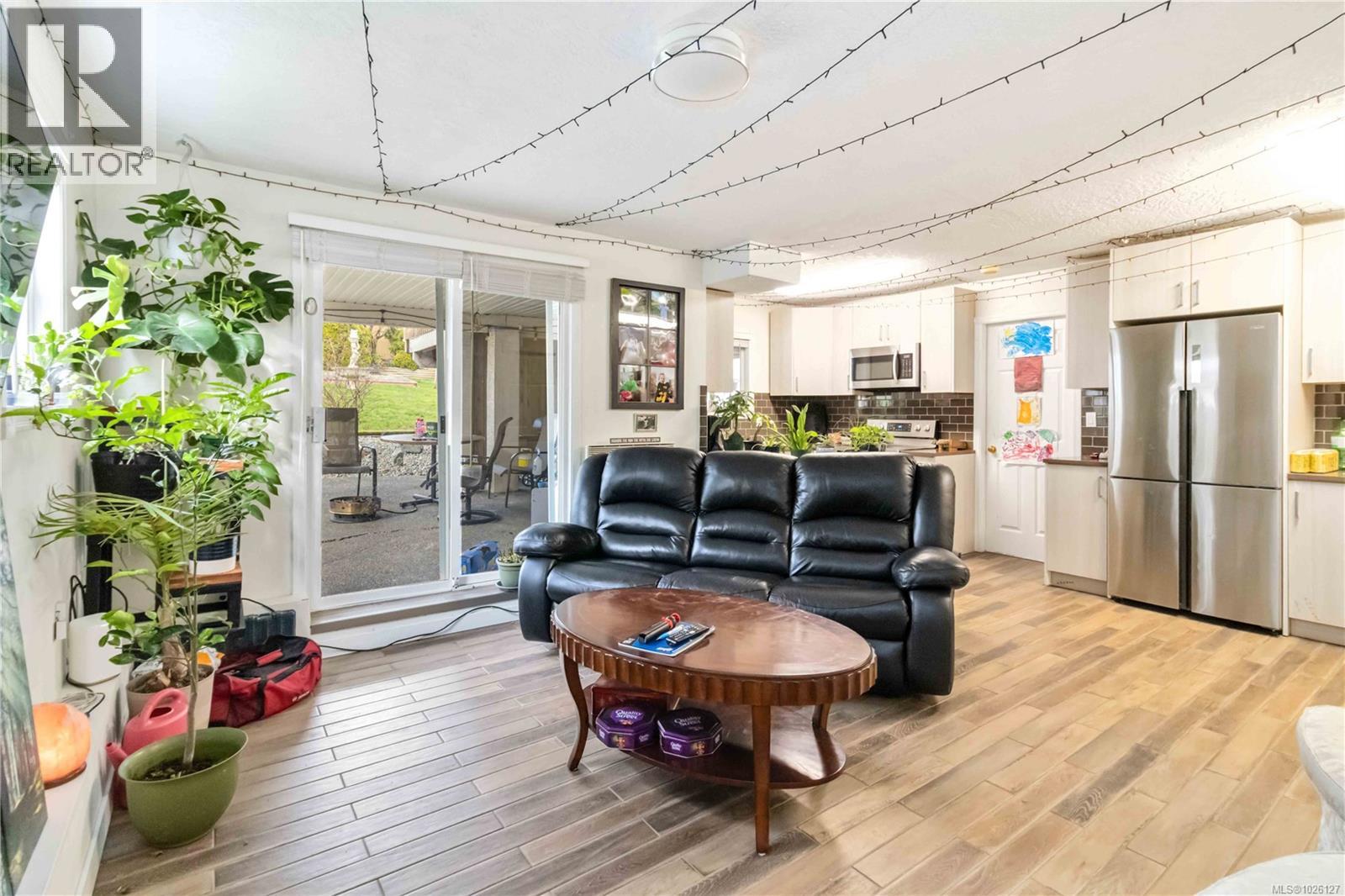 886 Lodi Ave, Saanich