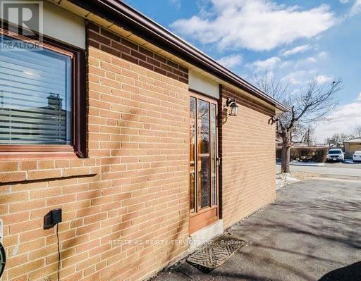 116 ADDINGTON CRESCENT - Photo 2 of 9, Brampton (Avondale), Ontario