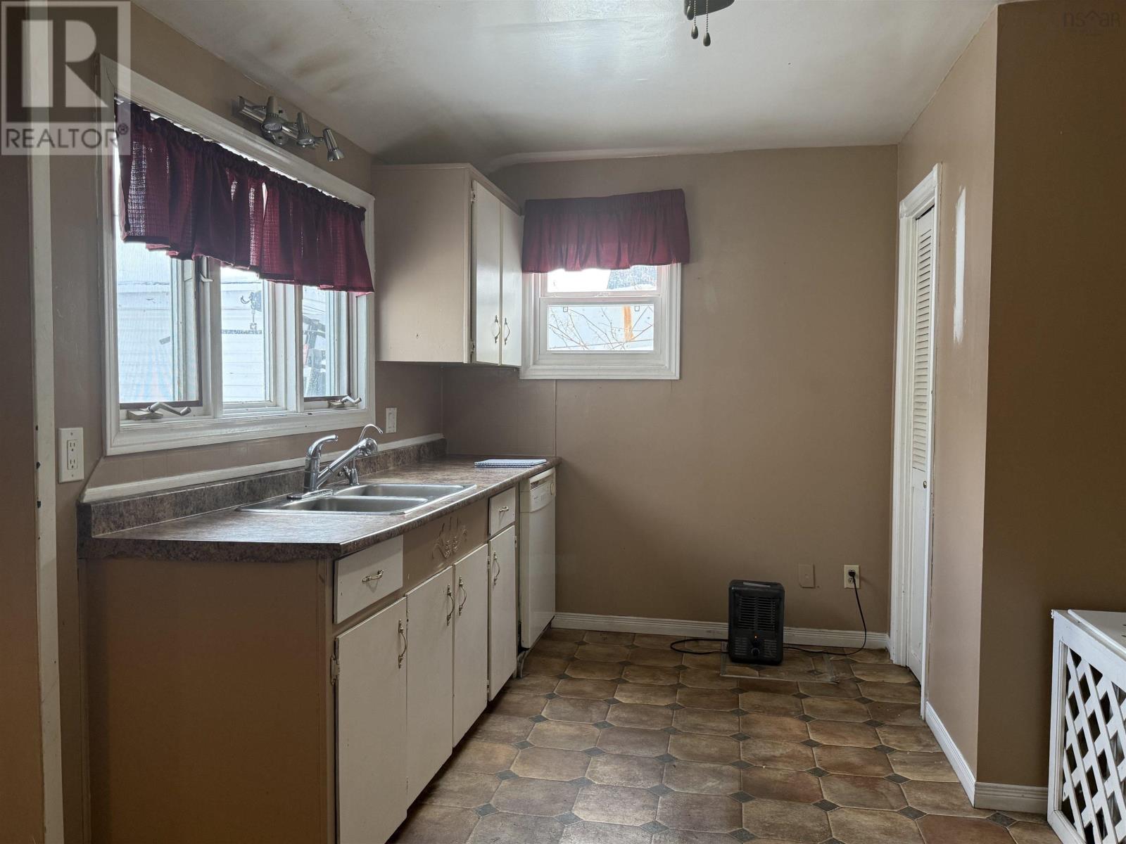 Property 3 of 10 of 3464 Warren Ave