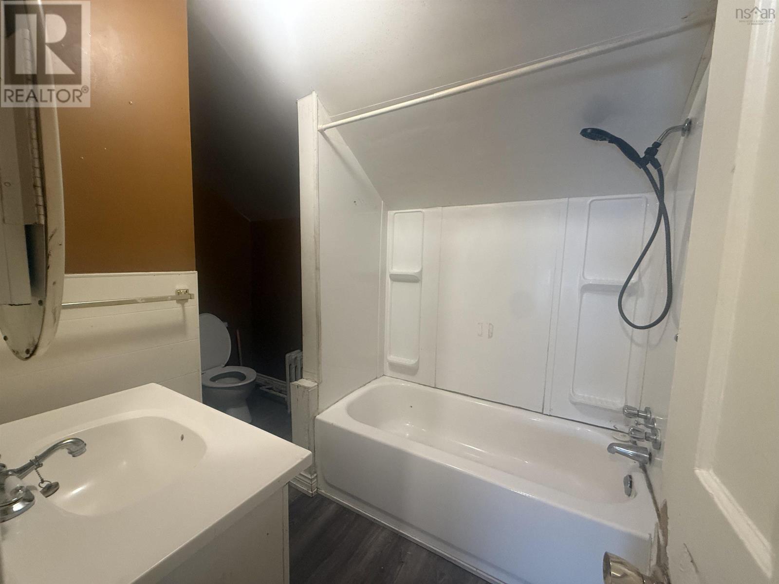 Property 7 of 10 of 3464 Warren Ave