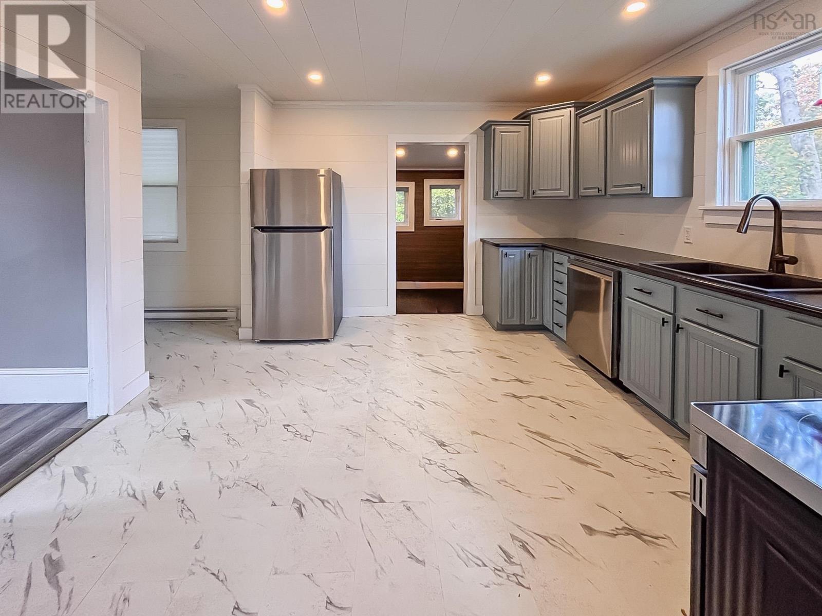 Property 8 of 31 of 186 Dufferin Street