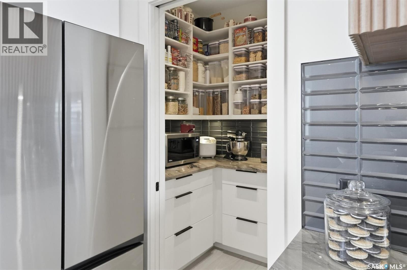 225 EDGEMONT CRESCENT - 14