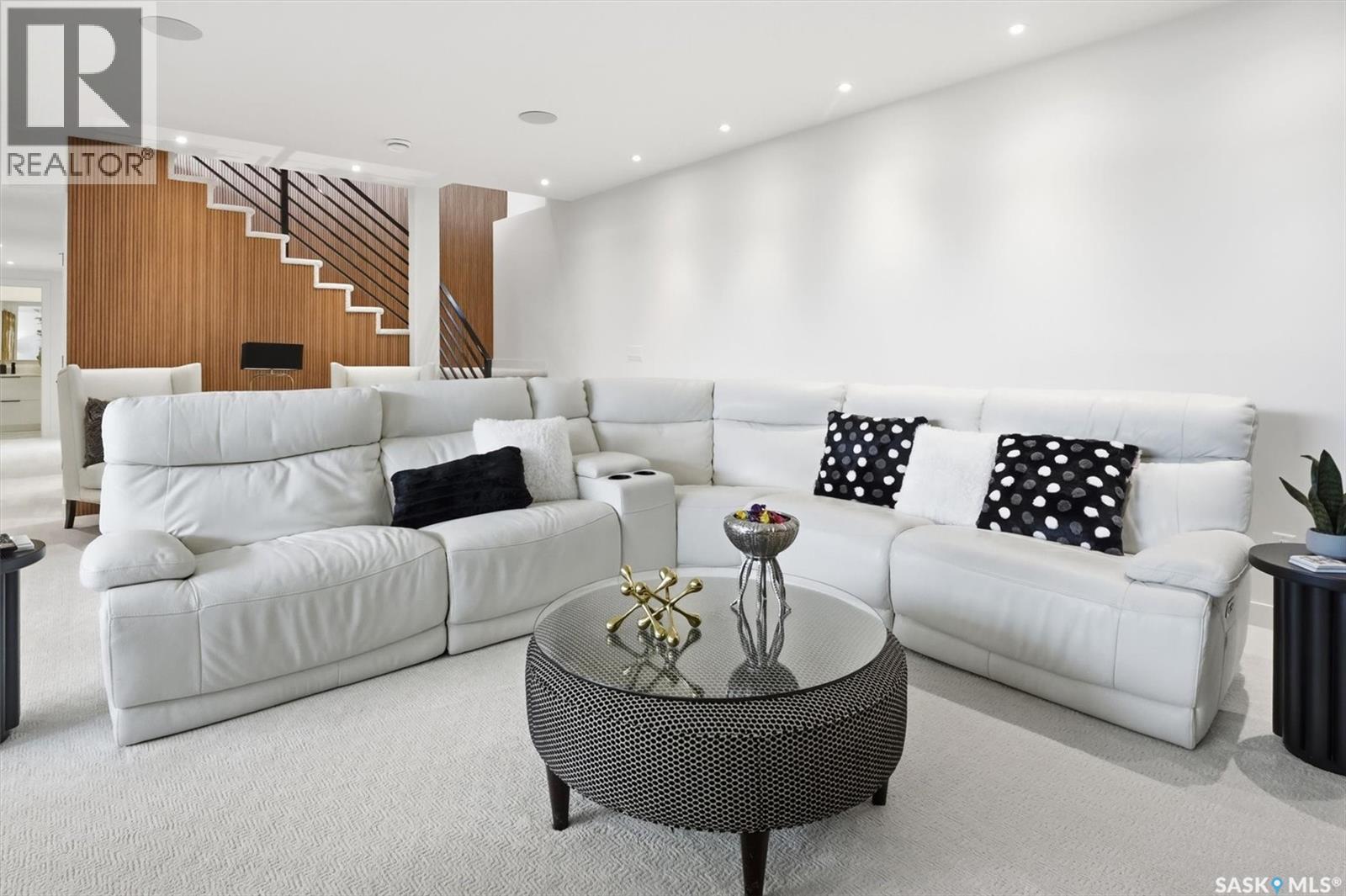 225 EDGEMONT CRESCENT - 34