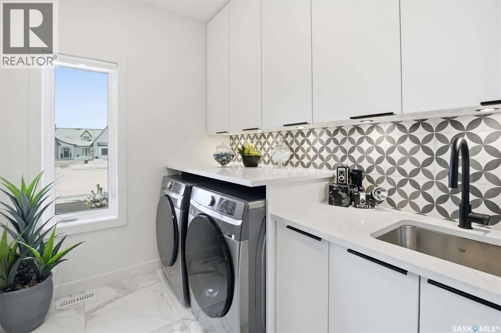 225 EDGEMONT CRESCENT - 32