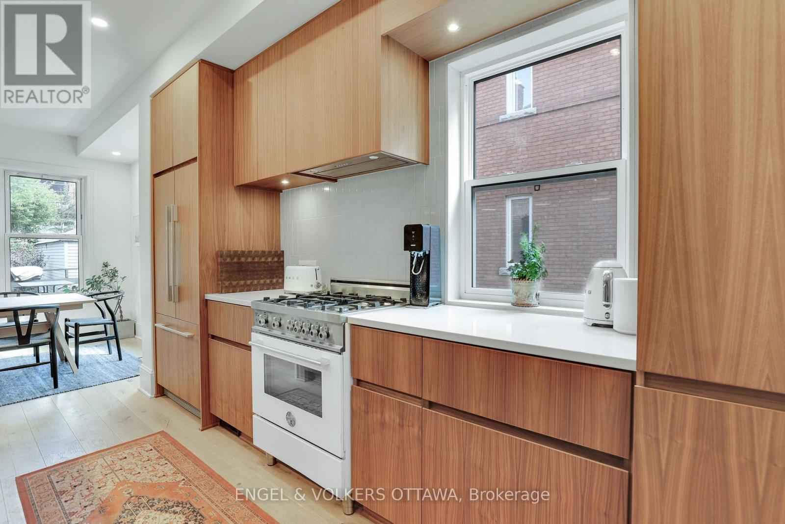 597 MACLAREN STREET - 11
