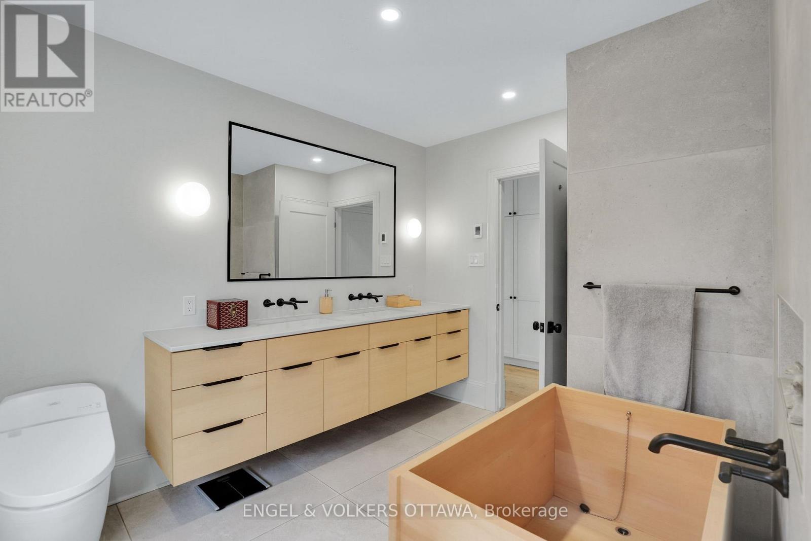 597 MACLAREN STREET - 25