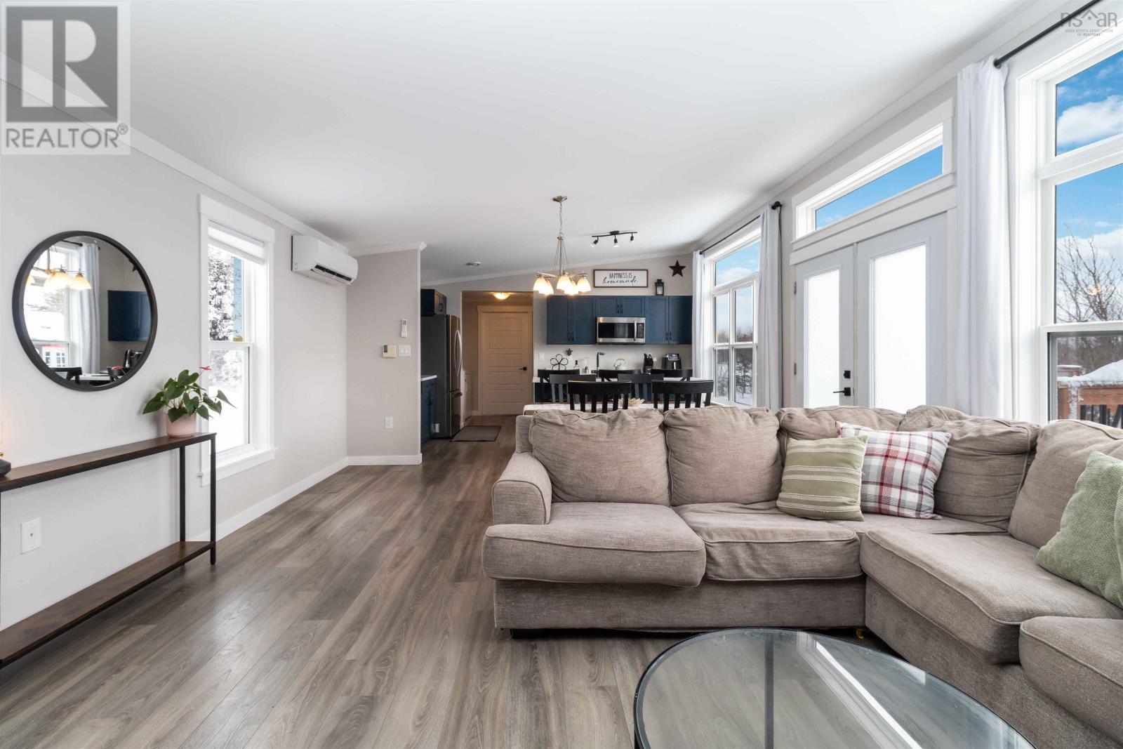 Property 21 of 38 of 33 Jet Court