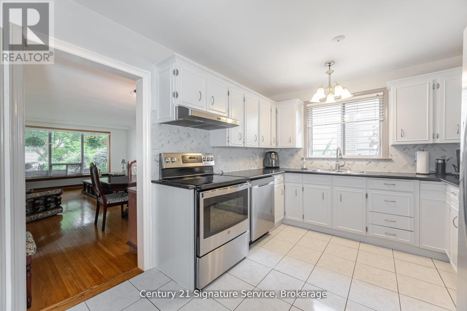 512 SELSEY DRIVE - 18