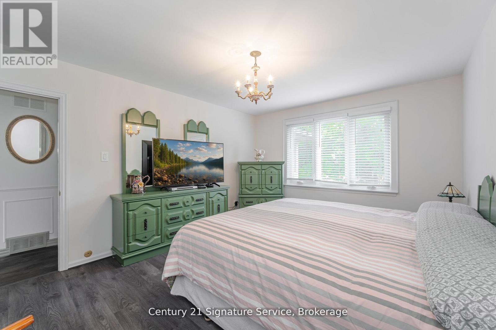 512 SELSEY DRIVE - 33