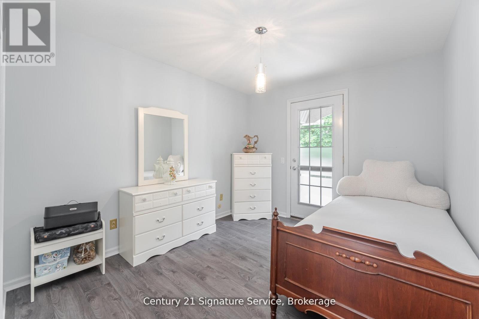 512 SELSEY DRIVE - 38