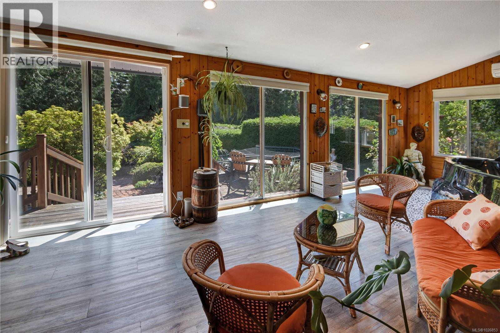 697 CRESTWOOD RD - 22