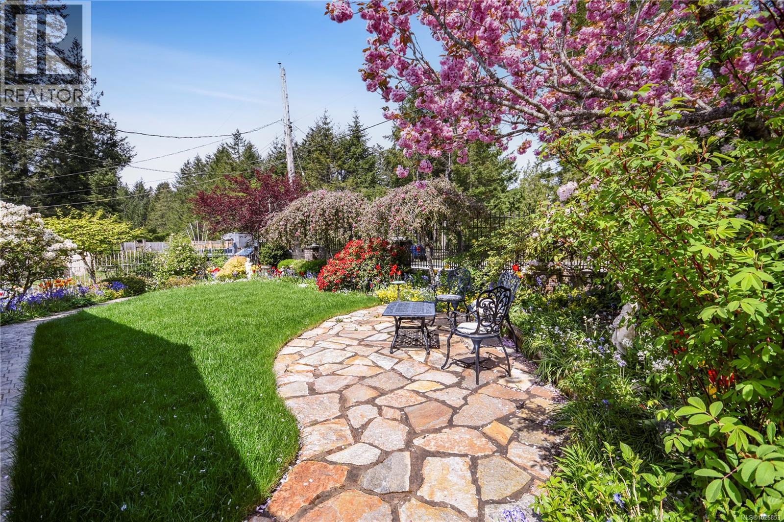 697 CRESTWOOD RD - 40