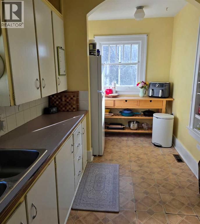 
          327 3 Avenue Northeast
            <br/>
            <span>Calgary</span>
            , 
            <span>AB</span>
             <span>R2E0H5</span>
         - Photo 12