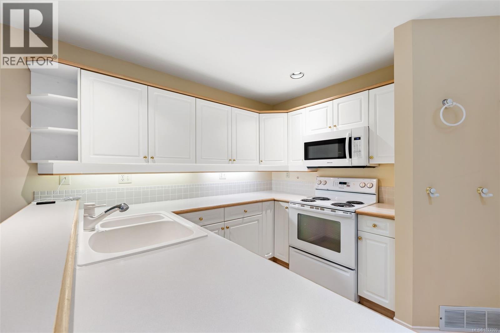 501 510 Marsett Place, Saanich