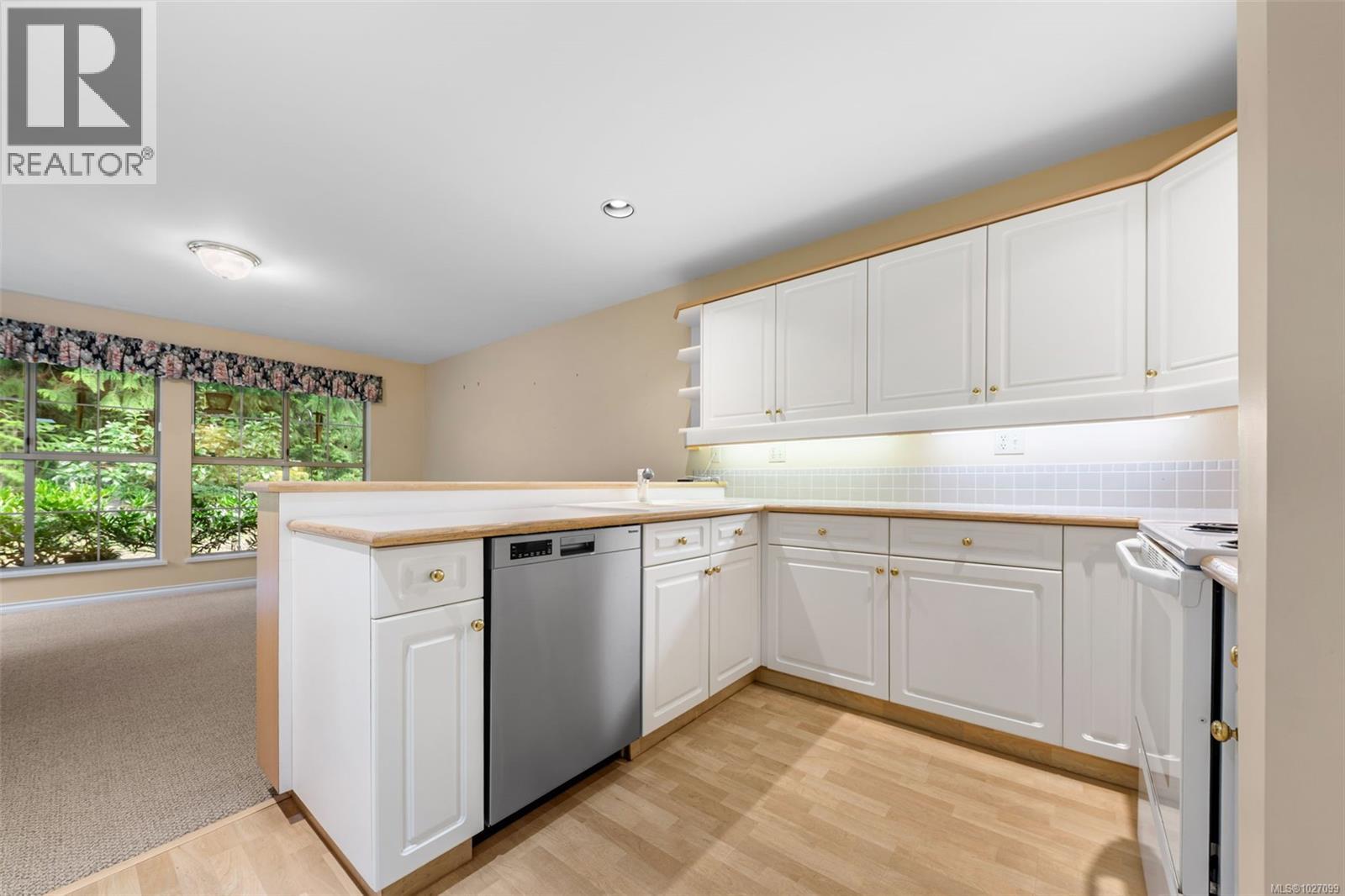 501 510 Marsett Place, Saanich