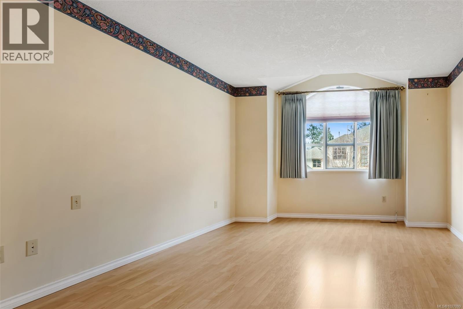 501 510 Marsett Place, Saanich