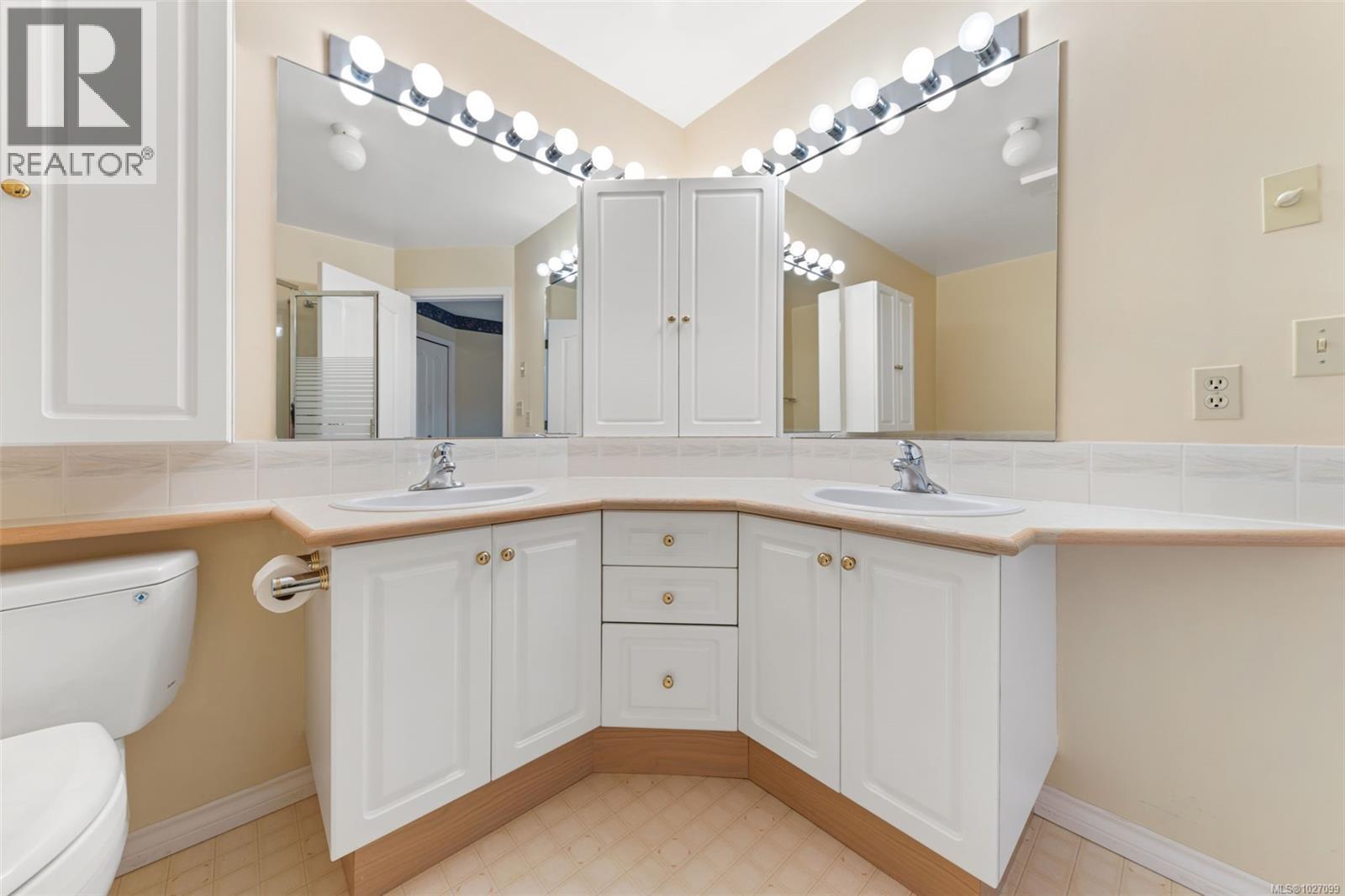 501 510 Marsett Place, Saanich