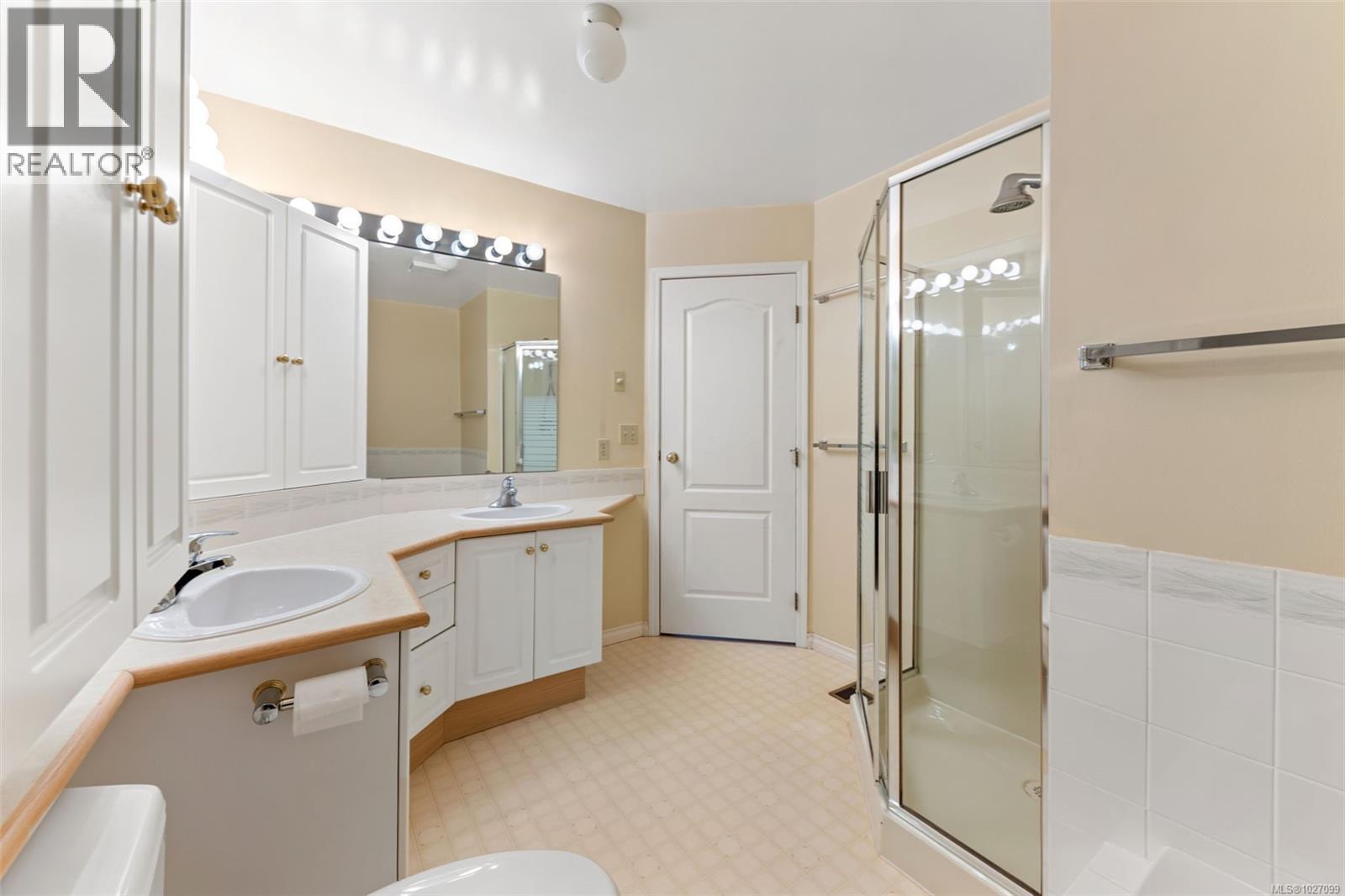 501 510 Marsett Place, Saanich