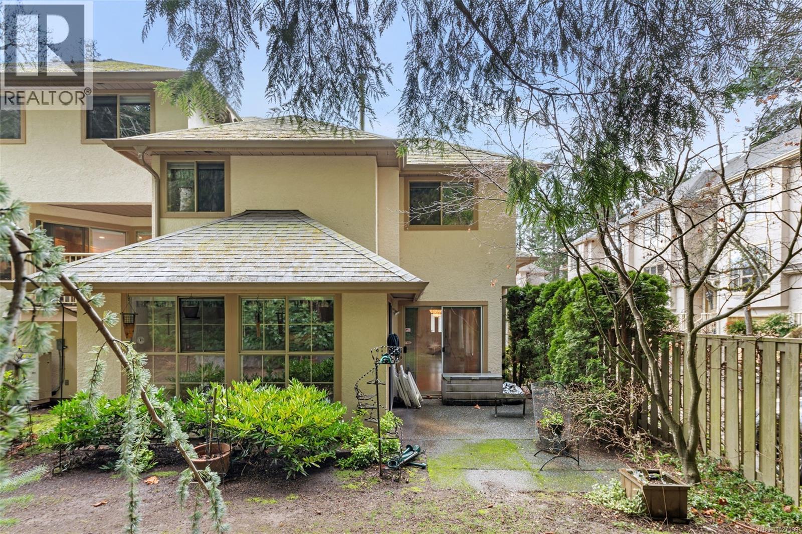 501 510 Marsett Place, Saanich