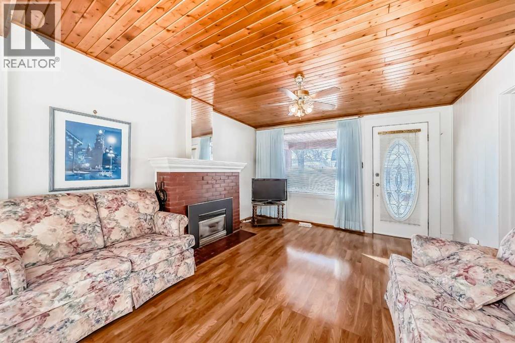 5306 52 Avenue - Photo 4 of 34, Ponoka, Alberta