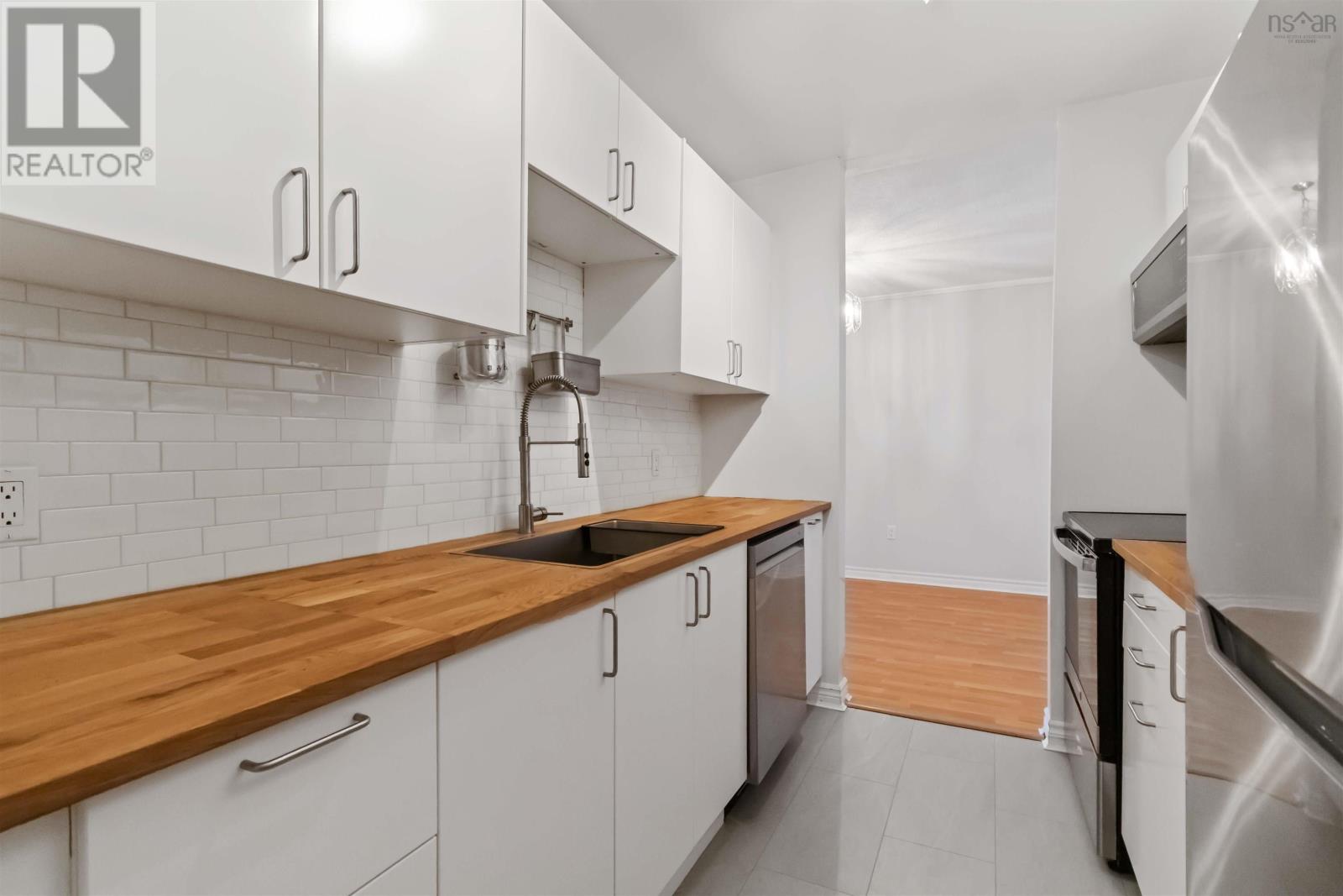 Property 6 of 38 of 403 15 Langbrae Drive