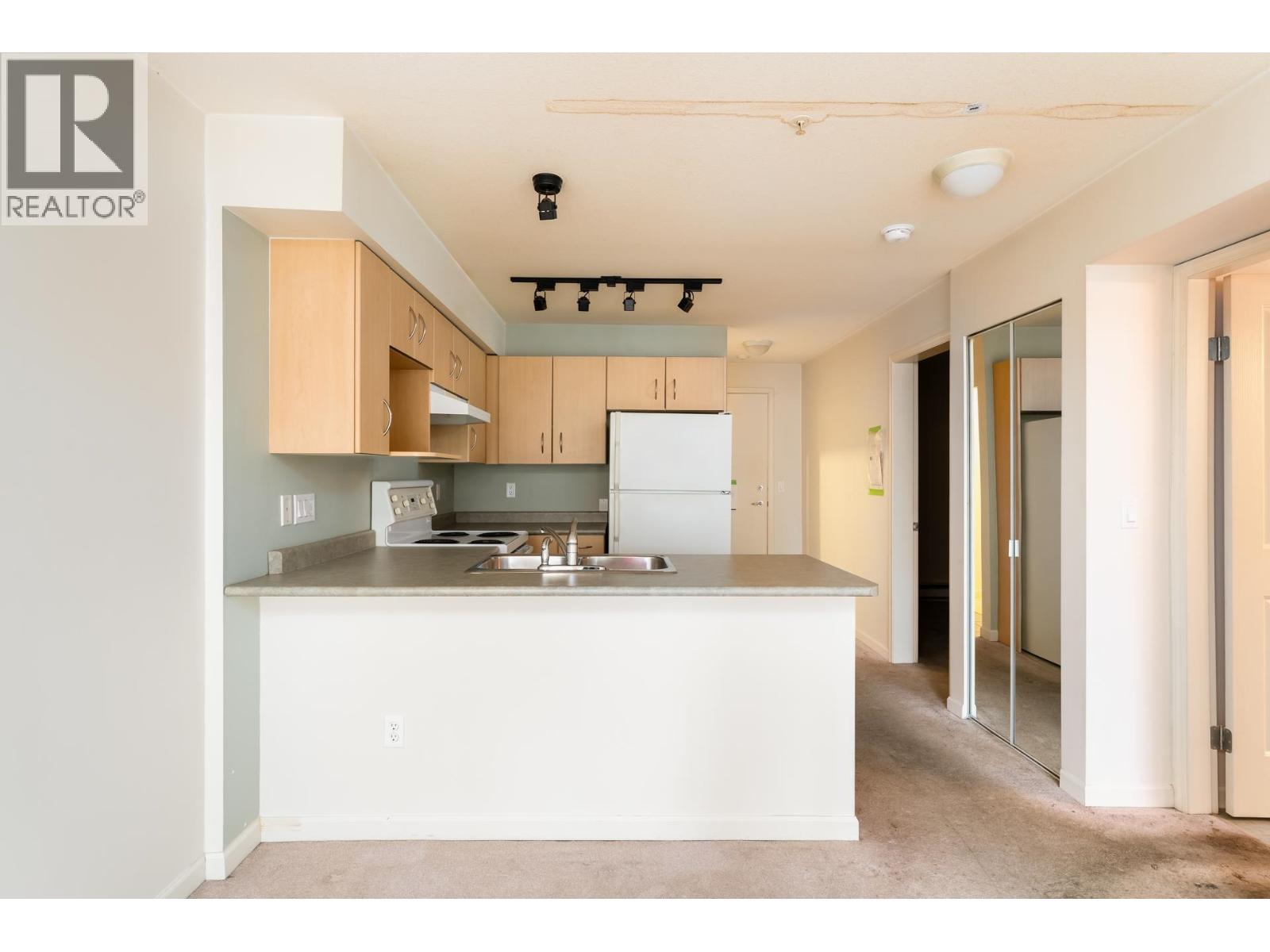 218 332 LONSDALE AVENUE, North Vancouver