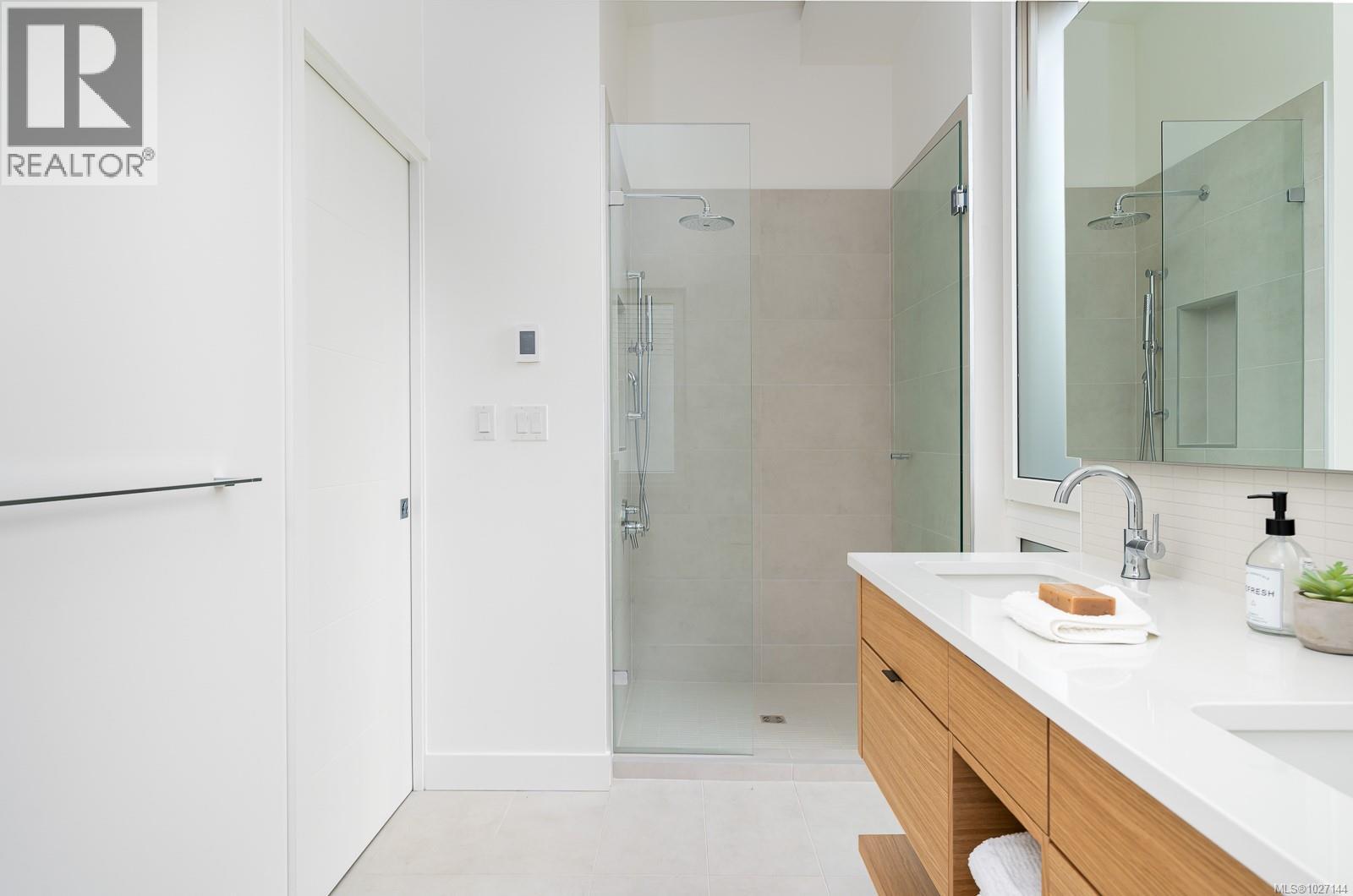 3 1417 May Street, Victoria