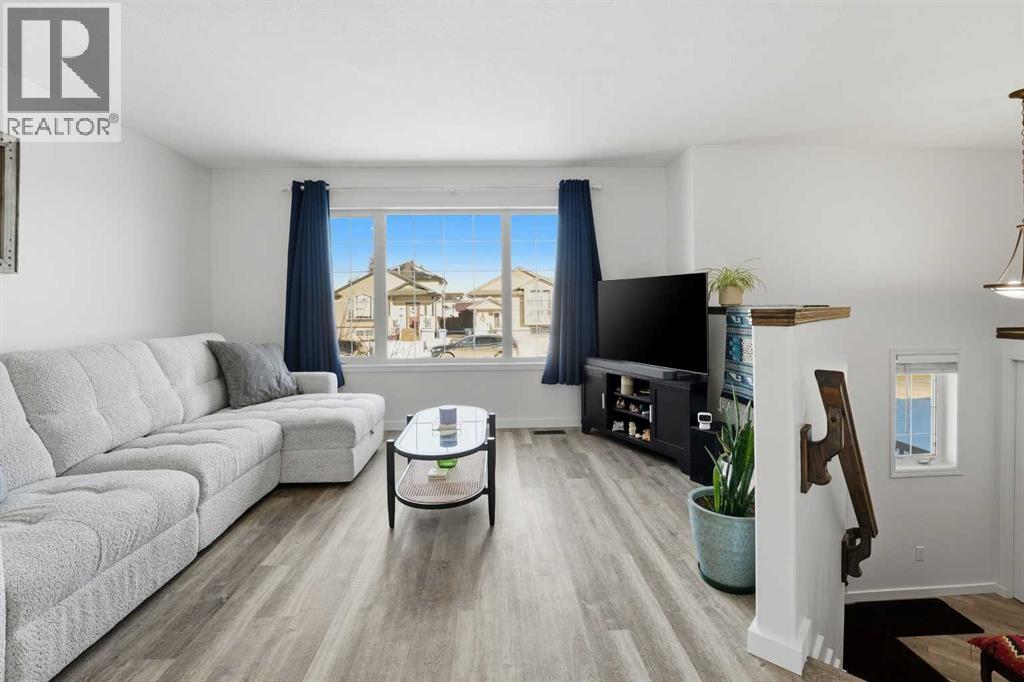 5807 44 Avenue - Photo 3 of 31, Rocky Mountain House, Alberta