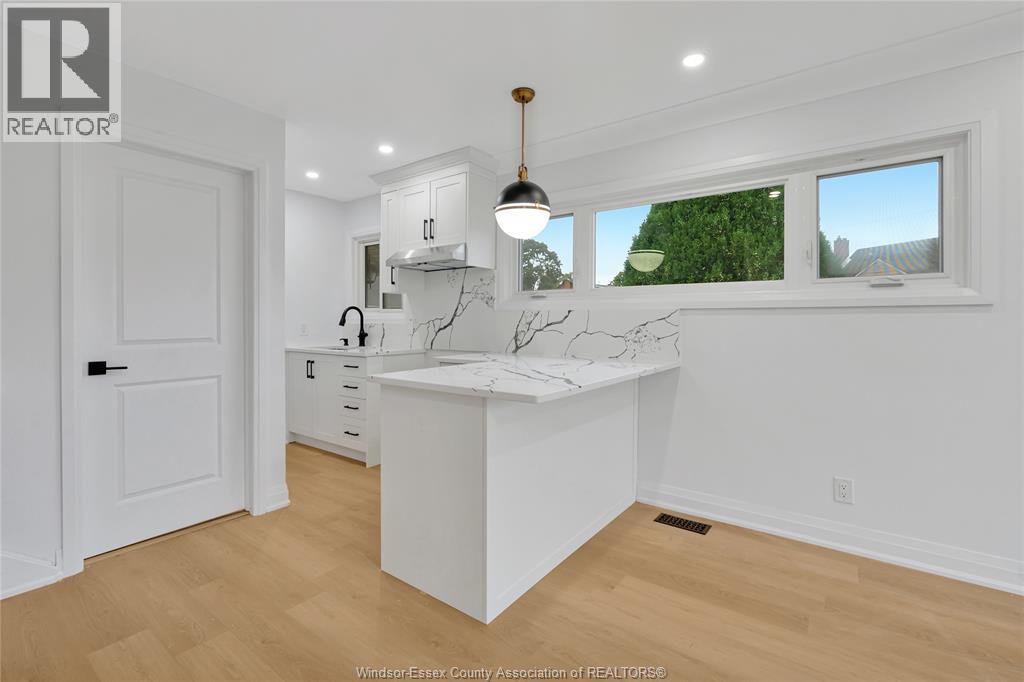 1377 GRANVILLE CRESCENT - 10