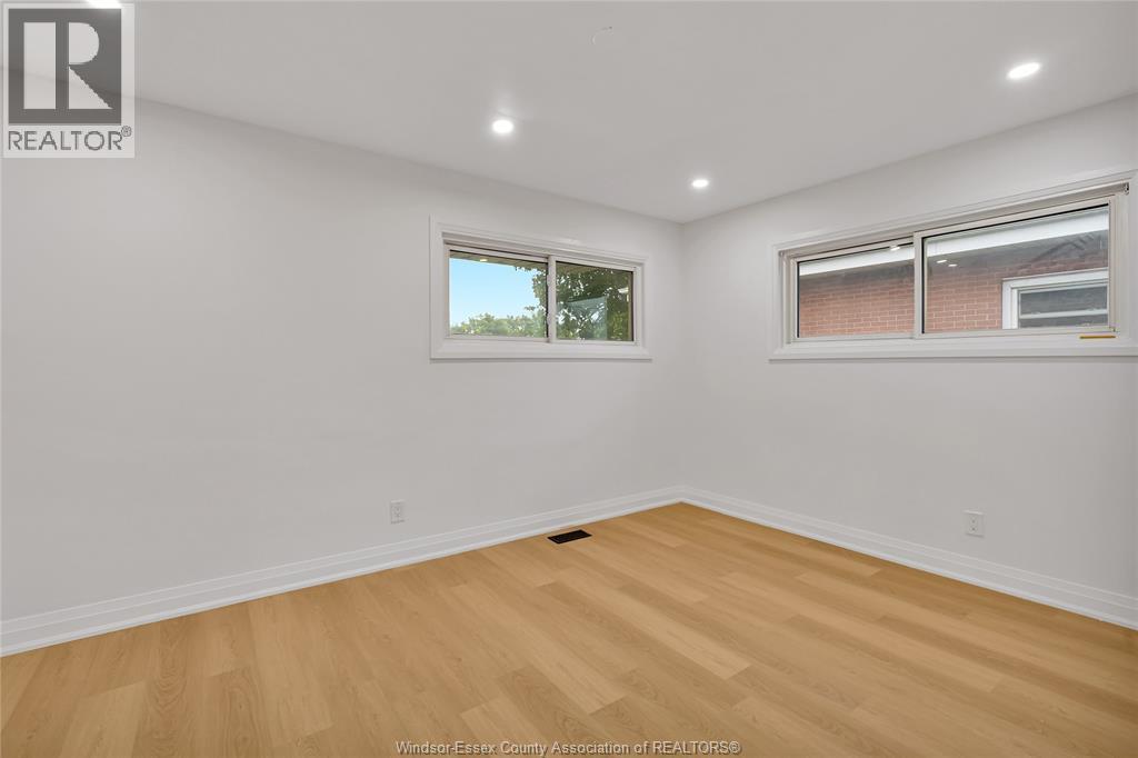 1377 GRANVILLE CRESCENT - 20